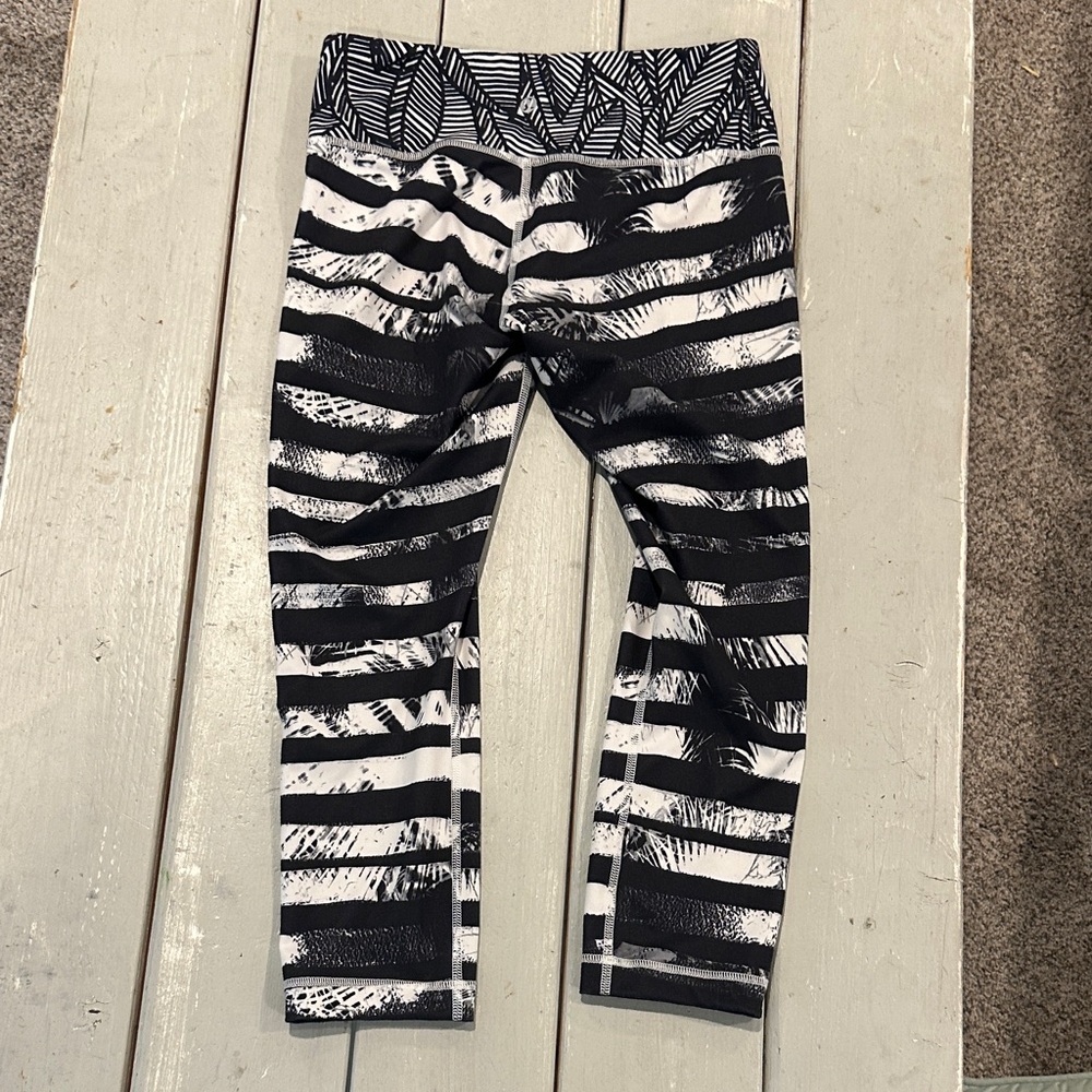 Lululemon Wunder Under Crop II *Full-On Luon sz 6 excellent